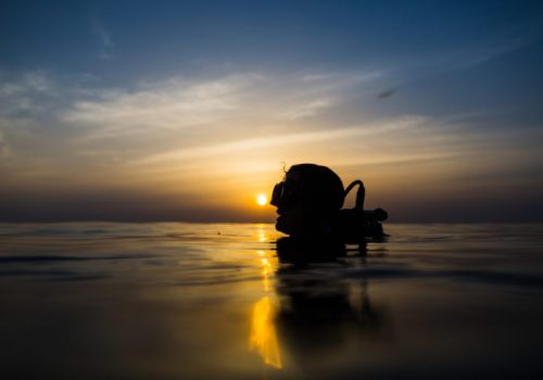 diver-sunset-manta-resort-705x529